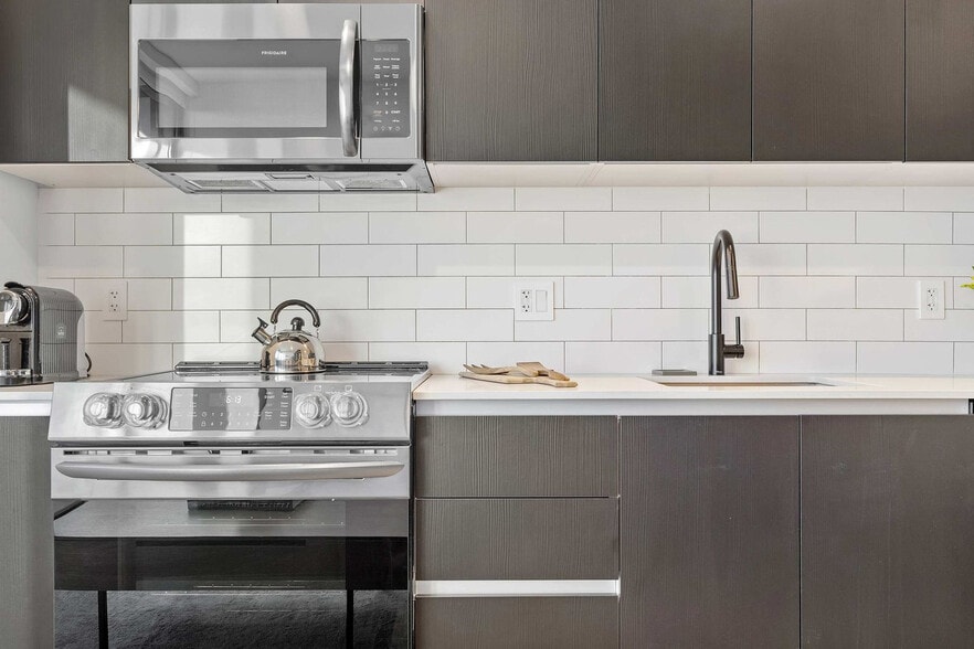 Building Photo - 398 NE 5th St