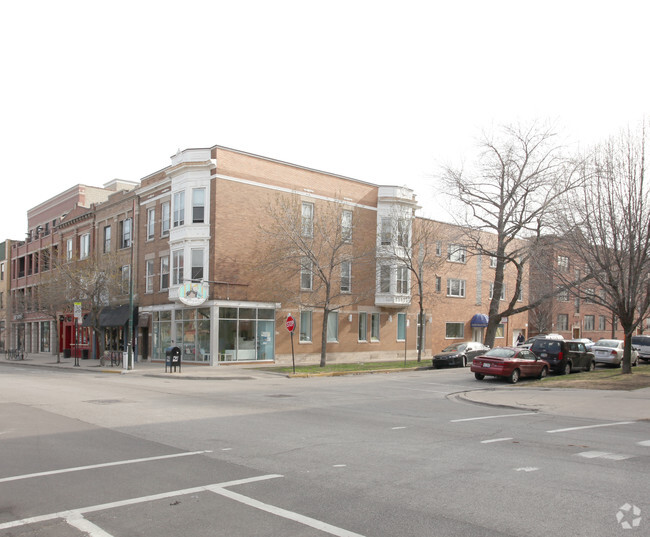 Primary Photo - 3701 N Southport Ave