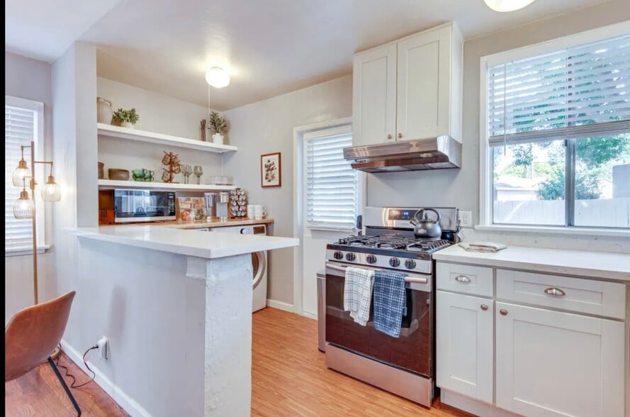 Building Photo - 504 N Rosemary Ln