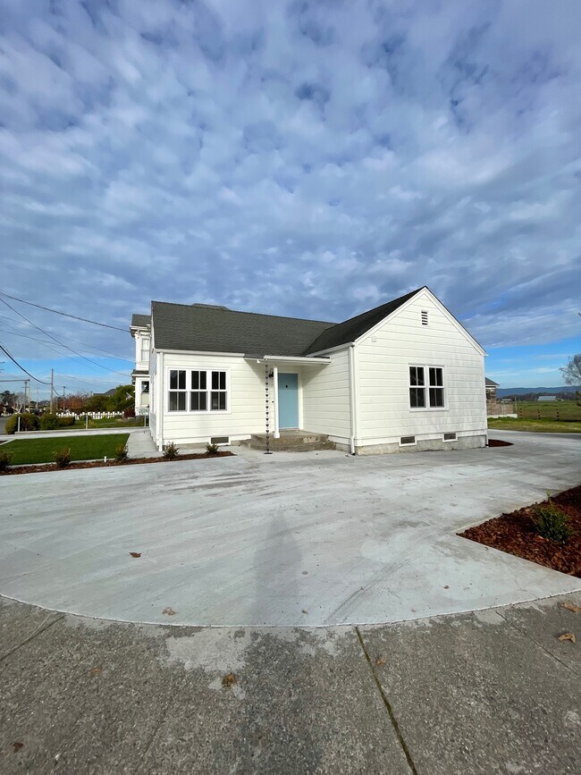 Building Photo - 900 Main St