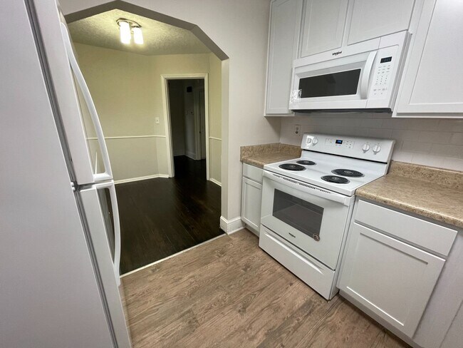 Building Photo - Renovated 2 BR Convenient to Battleground