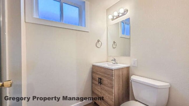 Building Photo - Spacious 5-Bedroom Kirkland Home – Daylight Basement, RV Parking, Quiet Private Drive & Top Schools!