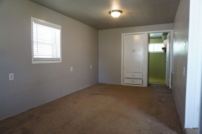 Building Photo - 1,220 square foot 3 bedroom 1 bath home in...