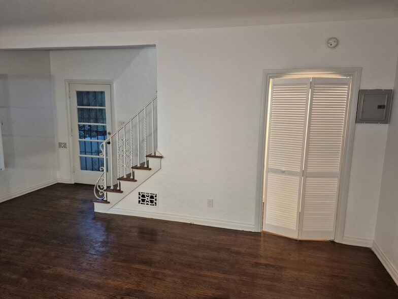 Living room - 861 N Alexandria Ave