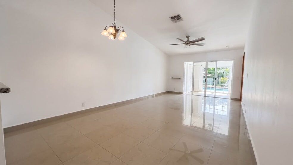 Building Photo - 5430 SW 25th Ave