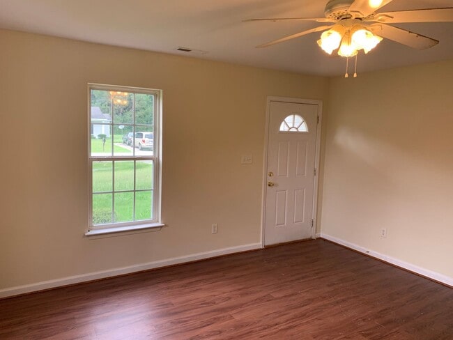 Building Photo - Elegance in Elizabeth City!