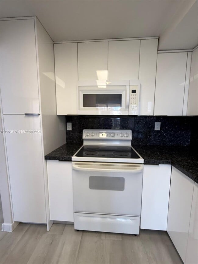 Building Photo - 290 174th St St