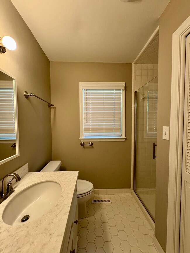 Building Photo - Fully Furnished 2 BR Townhouse in Chapel Hill – Utilities Included!
