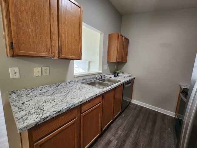 Building Photo - 3 Bedroom Home Near University Area