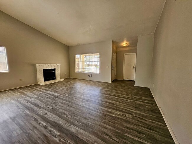Building Photo - New Listing!