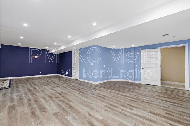Building Photo - 15708 Canterbury St