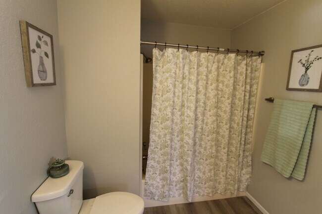 Building Photo - Spacious first floor one bedroom with mode...