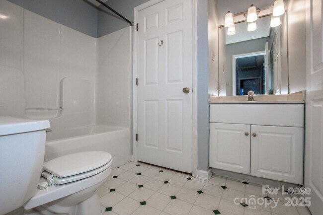 Building Photo - 408 Lytton St