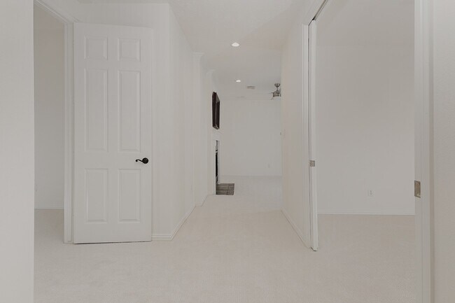Building Photo - 122 E Lansdowne Cir