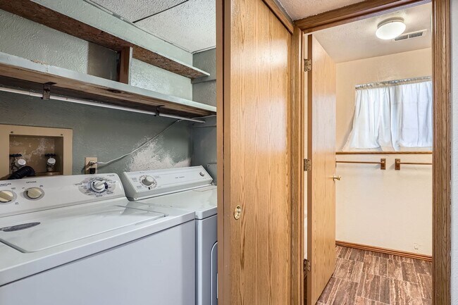 Building Photo - Spacious 2-Bed Townhome with Private Yard & 2-Car Garage in Aurora