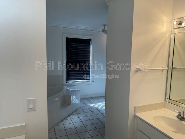 Building Photo - 73 Birdie Ln