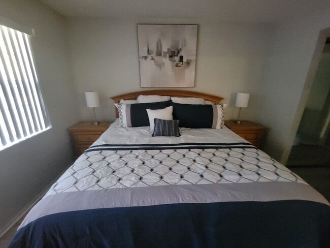 Building Photo - Lovely bottom floor UN-furnished condo Por...