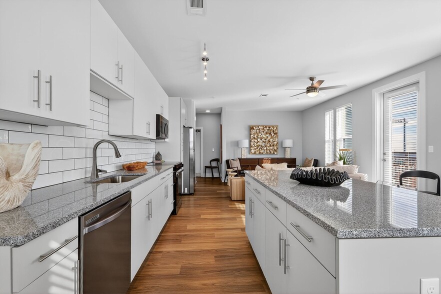 04_960_E_Adams_St_Jacksonville_FL_32202-Kitchen-IMG_2216 - RISE Doro