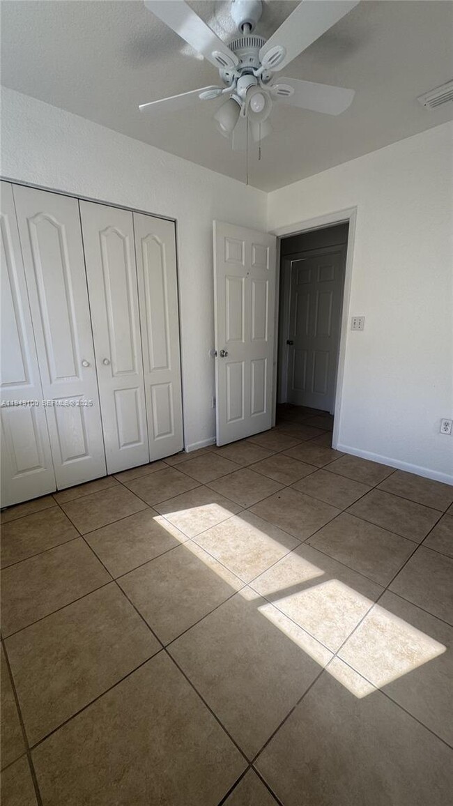 Building Photo - 915 SE 13th Rd