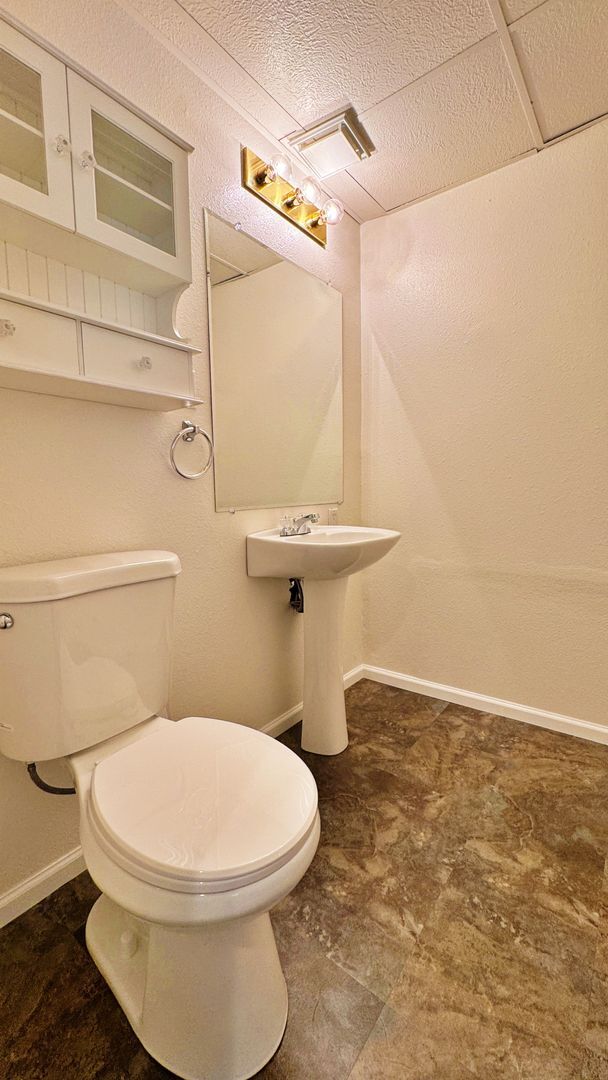 Building Photo - Welcome To This Fantastic 3 Bed 4 Bath Hom...