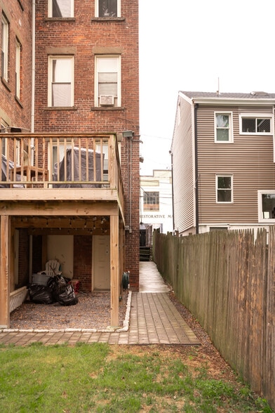 Building Photo - 175 Liberty St