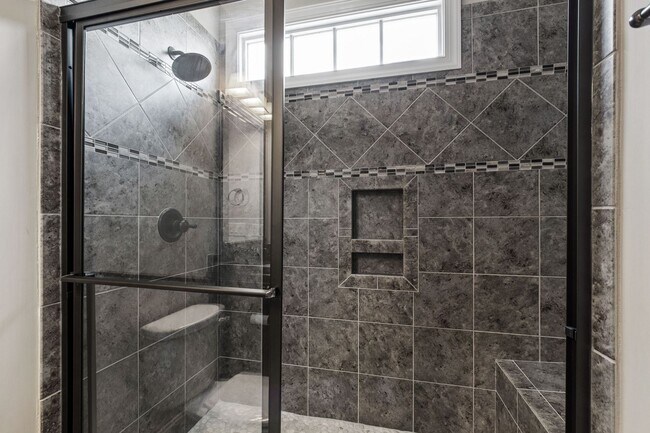 Building Photo - Elegant 5-Bedroom Residence with Luxurious...