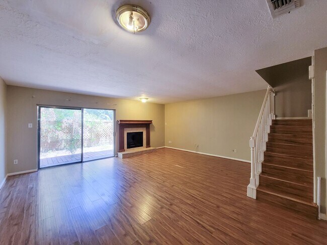 Building Photo - Quite neighborhood town home with gate, ne...