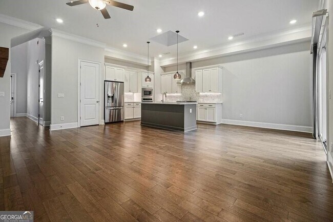 Building Photo - 123 Village Green Ave