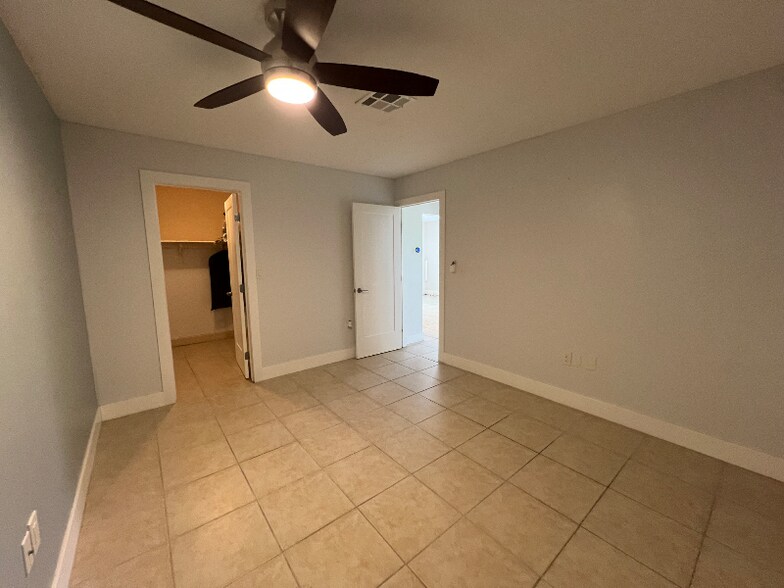 Building Photo - 858 Rose Way