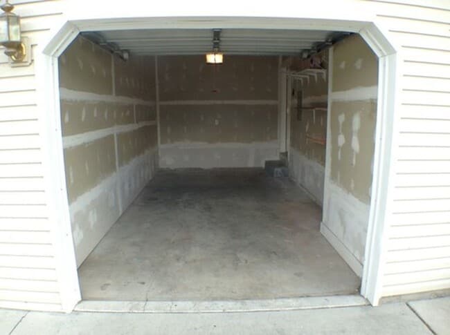 Building Photo - 2 Bedroom 1 Bath Rocky Mountain Townhome w/attached 1 car garage!