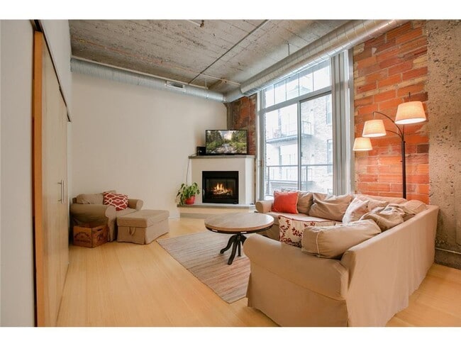 Building Photo - 521 S 7th St