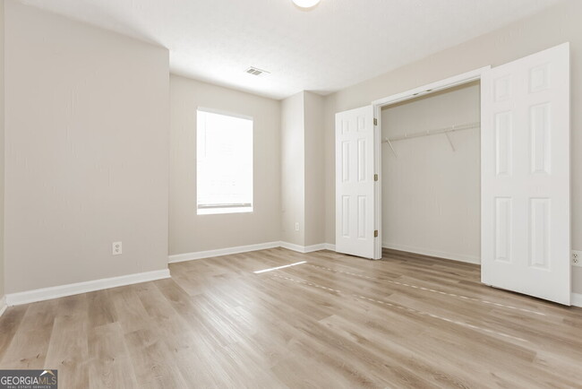 Building Photo - 6050 Flagstaf Walk