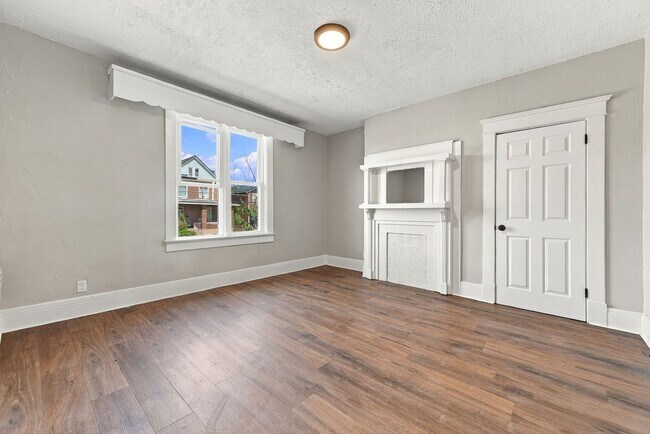 Building Photo - 120 E 20th Ave