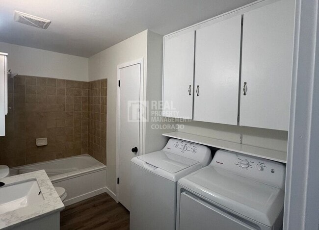 Building Photo - 18 Oak St