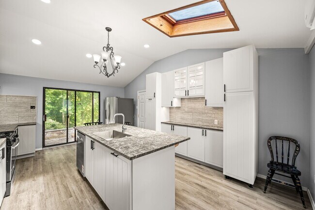 Building Photo - 25 E Pennsbury Way