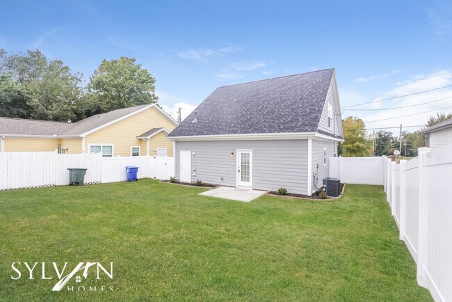 Building Photo - This delightful 3BR 2.5BA is a gem