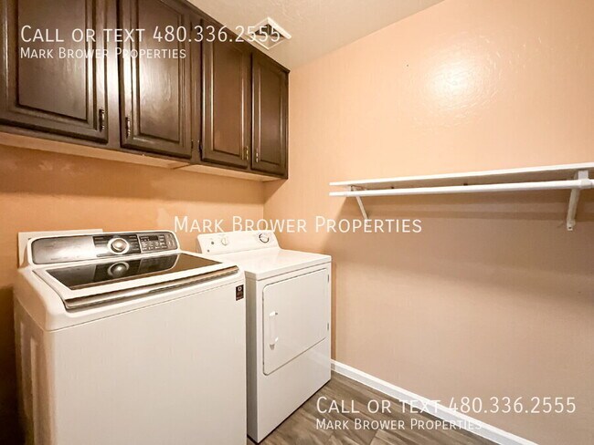 Building Photo - 380 W. Roadrunner Dr.