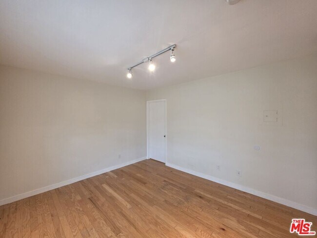 Building Photo - 1260 Vin Scully Ave