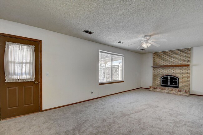Building Photo - 4 bedroom, 3 bath home with 2 car garage