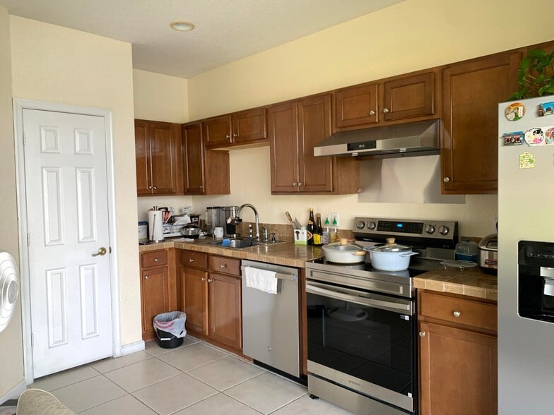 Building Photo - 2304 Center Stone Ln