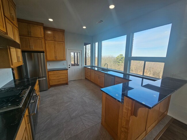 Building Photo - Beautiful home on Mt. Sequoyah with pool a...