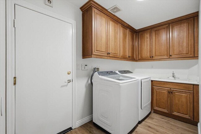 Building Photo - 37559 Durwent Dr