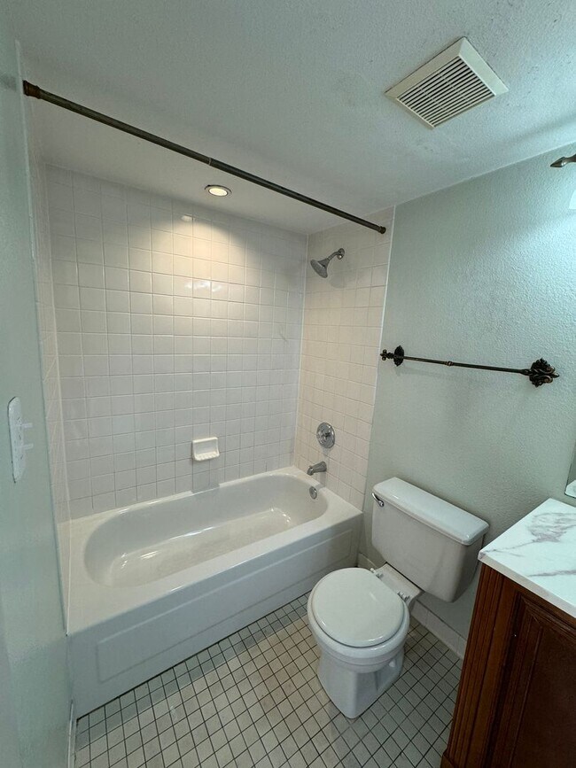 Building Photo - Las Salinas 3 Bedroom 2 Bathroom