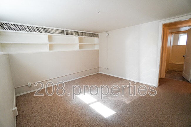 Building Photo - 2506 Woodlawn Ave