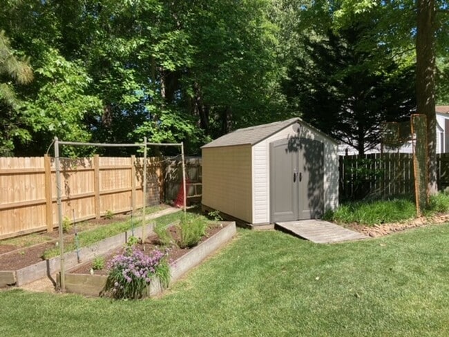 Building Photo - 117 Runaway Ln