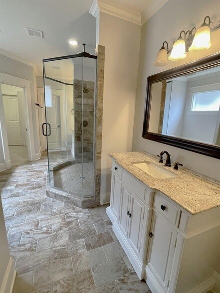 Building Photo - 1820 Enclave Hollow Ln E