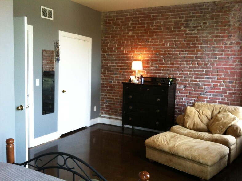 Large bedroom with a large closet - 509 Delaware Street