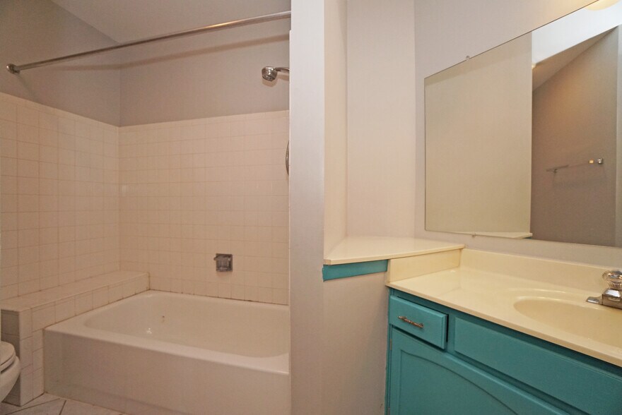 Hall Bath - 131 Red Fox Ln
