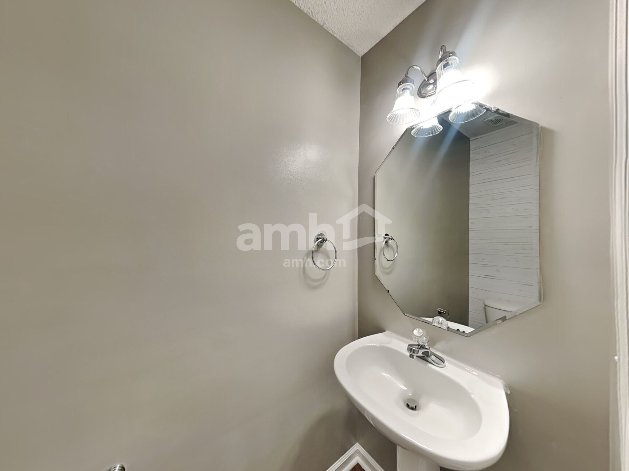 Building Photo - 15464 Stone Hollow Dr