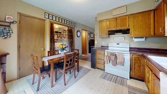 Building Photo - Attached Garage - Spacious 2 bedrooms